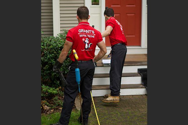 taking-measurements-for-septic-system-repair-600w